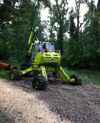 Waldarbeit mit passender Farbgebung